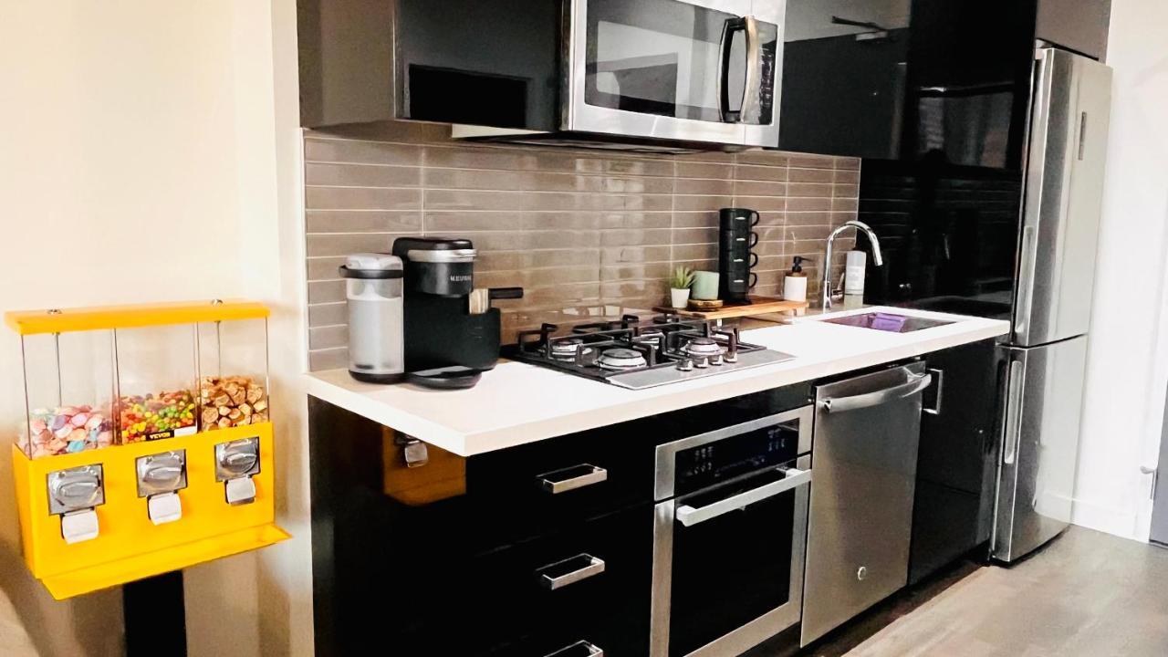 Luxury Downtown Sunset Getaway - Your Home Away From Home - Fully Stocked Kitchen, Gym, Balcony, Free Parking Calgary Zewnętrze zdjęcie